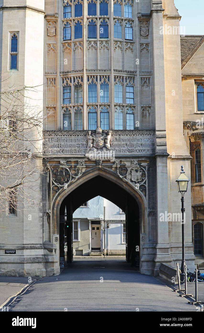 Dettaglio sul retro porta d ingresso al New College di Oxford su Robinson torre costruita nel 1896 ha il collegio stemma e conduce a Holywell Street Foto Stock