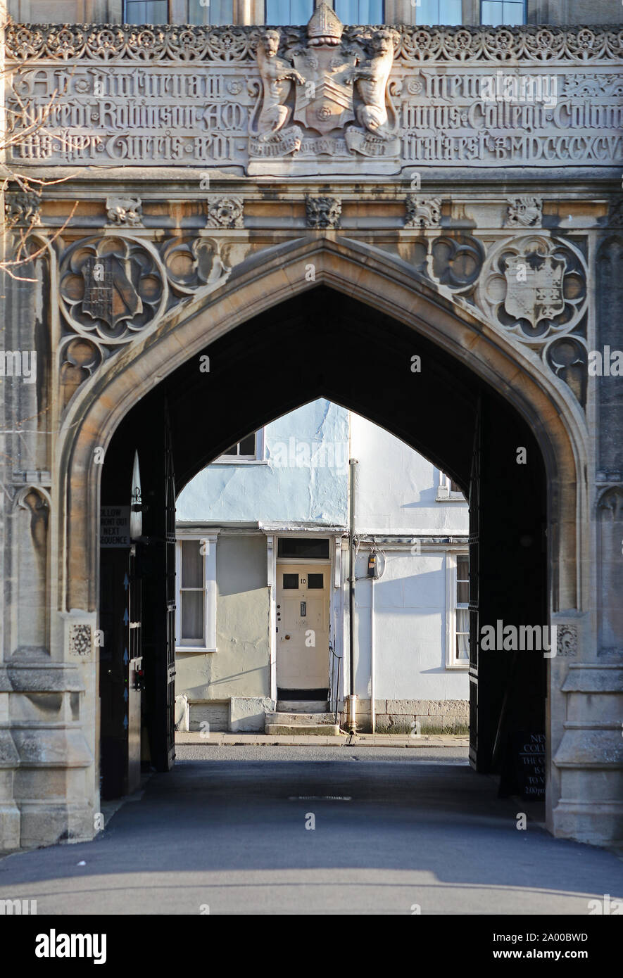 Dettaglio sul retro porta d ingresso al New College di Oxford su Robinson torre costruita nel 1896 ha il collegio stemma e conduce a Holywell Street Foto Stock