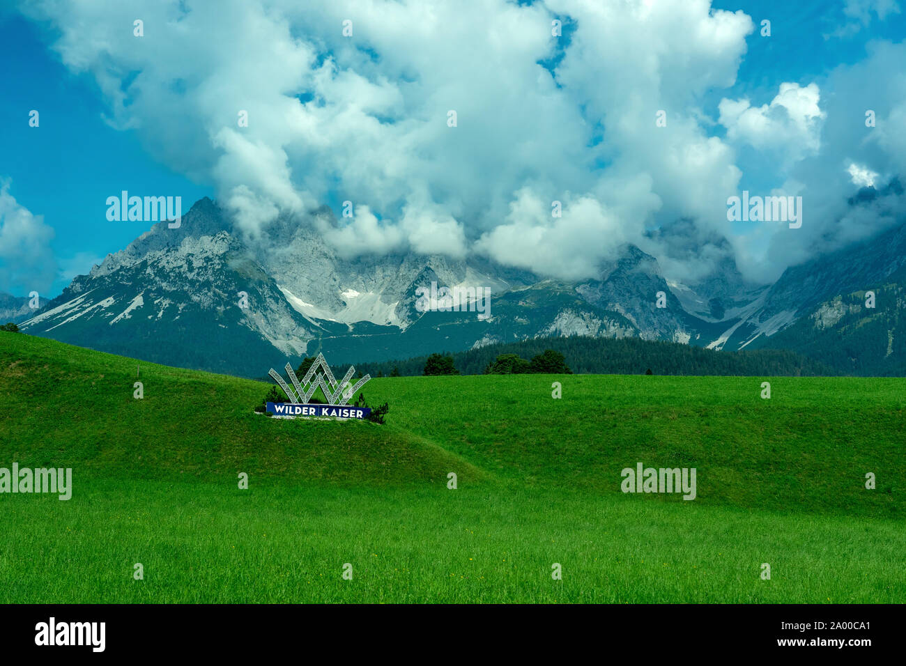 Tirolo, Austria: 25.08.2019. : Montagne di Wilder Kaiser in Austria con il segno in primo piano con le nuvole Foto Stock