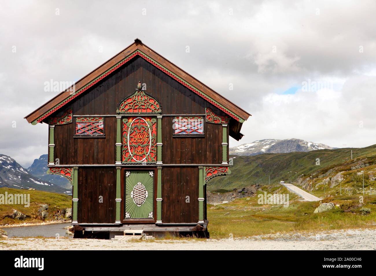 Tradizionale casa di legno con tetto in Norvegia e Scandinavia Foto Stock