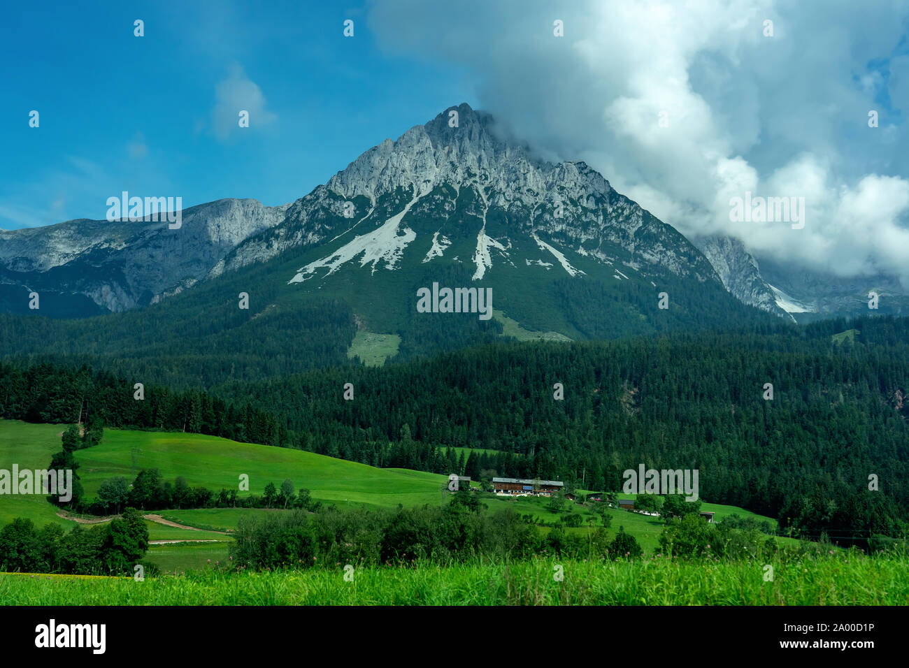 Montagne di Wilder Kaiser in Tirolo Austria con segno in primo piano con le nuvole Foto Stock