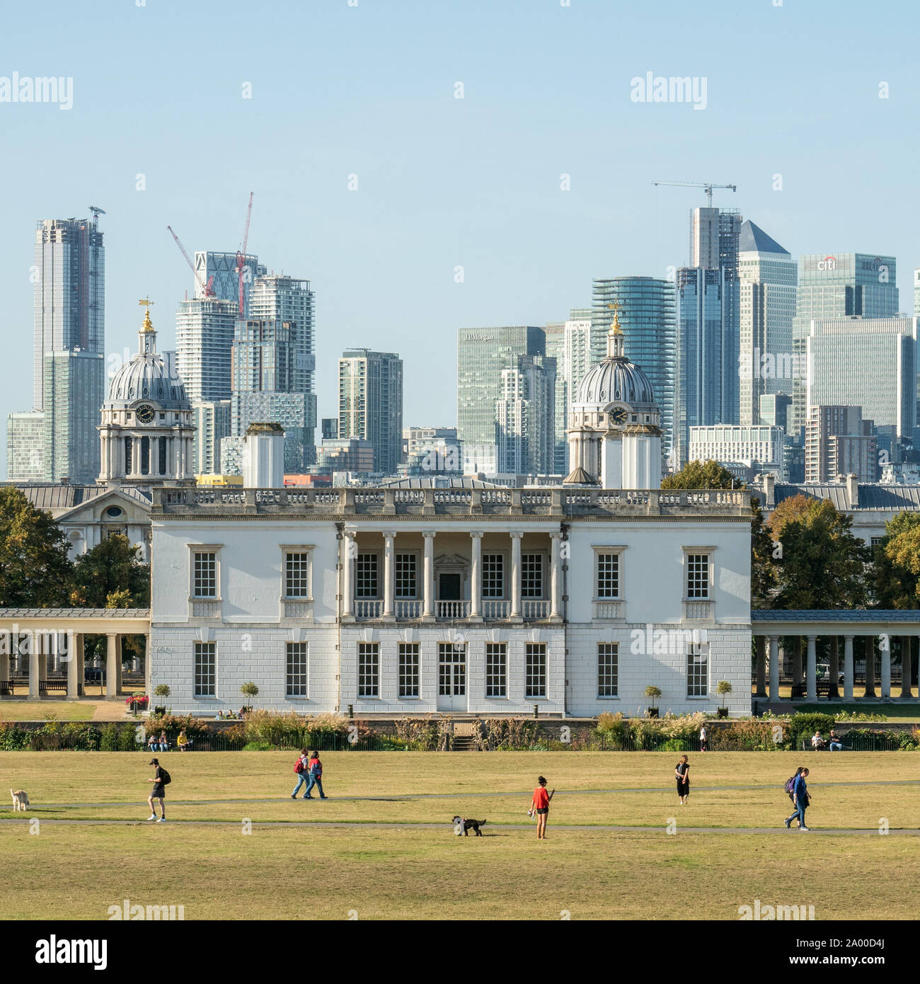 Vista dal Greenwich Park verso il Maritime Museum & University (torri in foto) con i grattacieli di Canary Wharf dietro, Greenwich, Londra Foto Stock