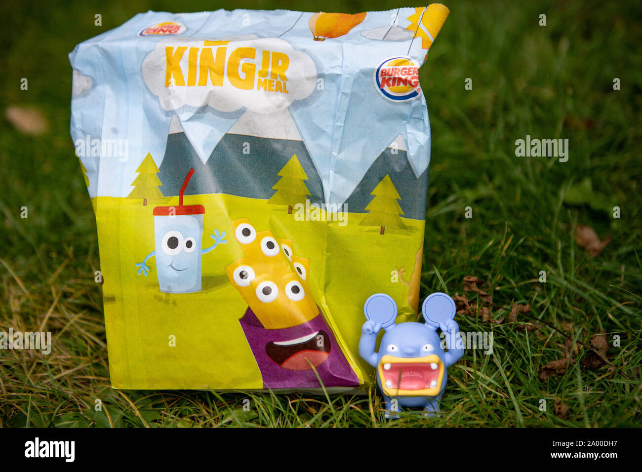 Un Burger King toy da uno dei loro pasti per i bambini. Il fast food ha annunciato che si sta rimuovendo tutti i giocattoli di plastica dai suoi pasti per bambini serviti nel Regno Unito da giovedì a salvare una stima di 320 tonnellate di rifiuti all'anno. Foto Stock