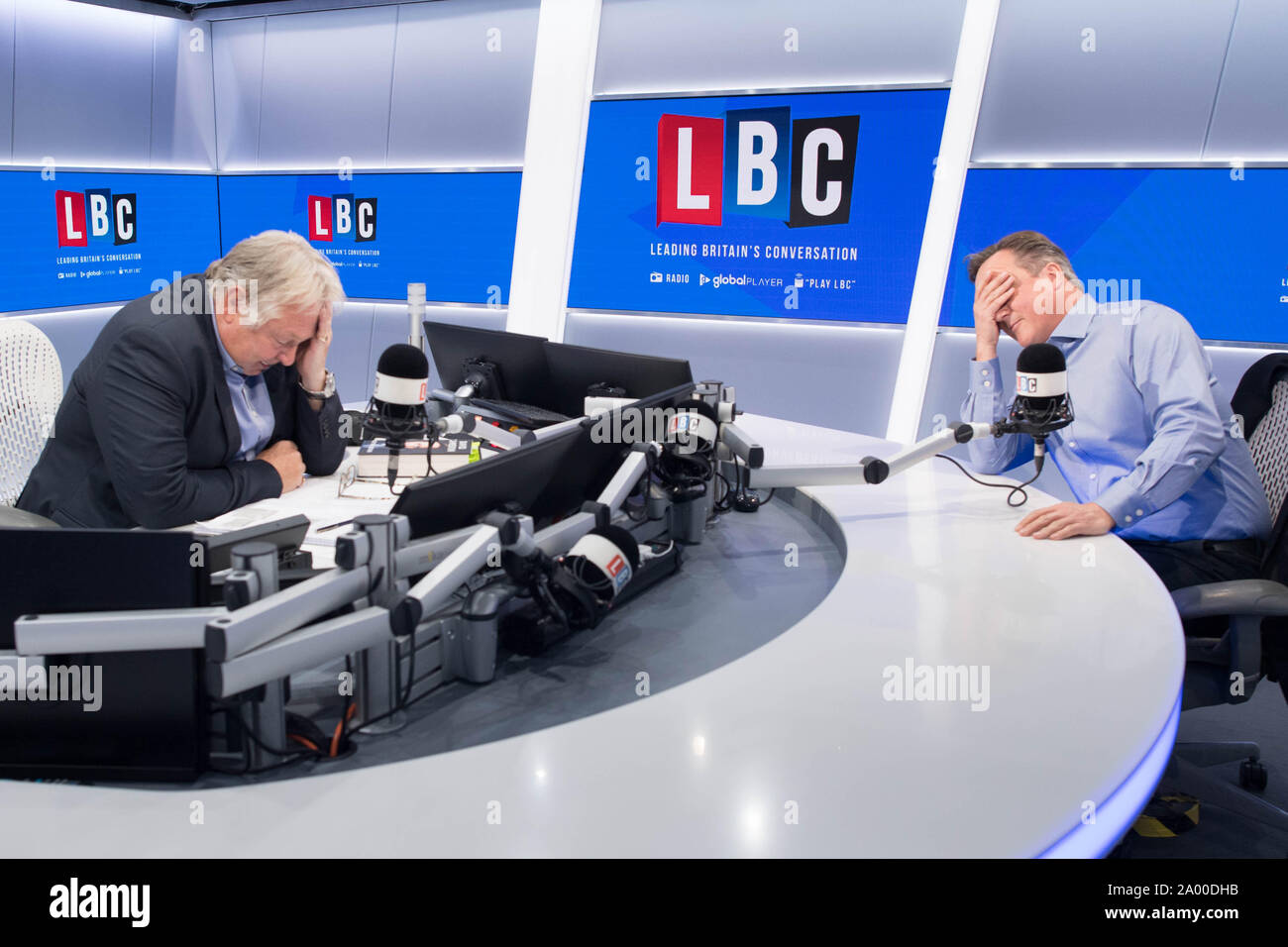 Ex primo ministro David Cameron durante un intervista con il presentatore Nick Ferrari nella LBC studios a Global Radio nel quadrato di Leicester, Londra. L'intervista è impostato per il broadcast di giovedì. Foto Stock