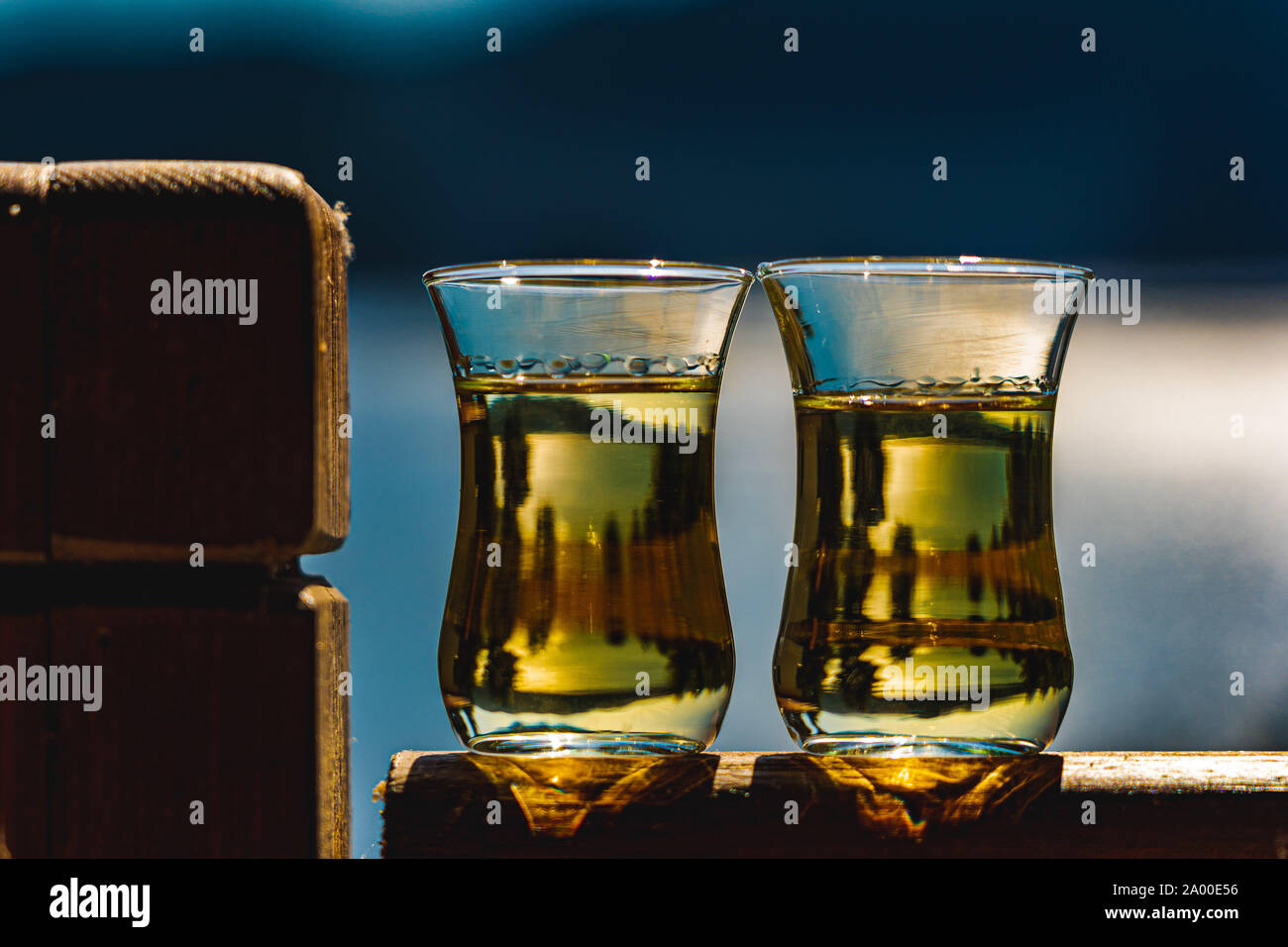 Тwo bicchieri di brandy fatto in casa. Bevanda alcolica dura balcanica - 'Rakia' Foto Stock