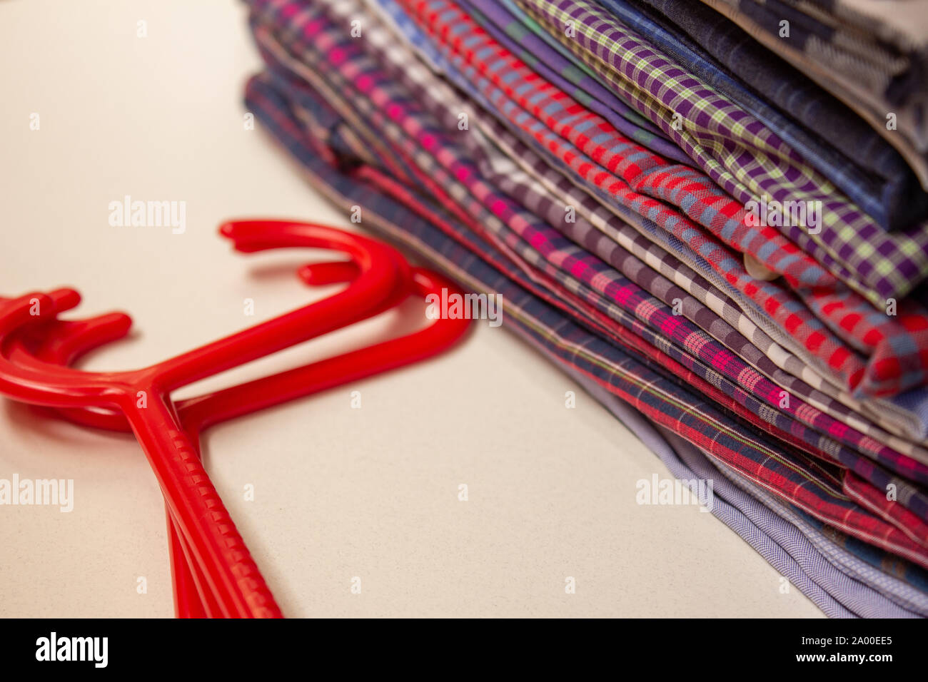 Staffe e ripiegato camicie impilati uno sull'altro dopo aver stirato Foto Stock