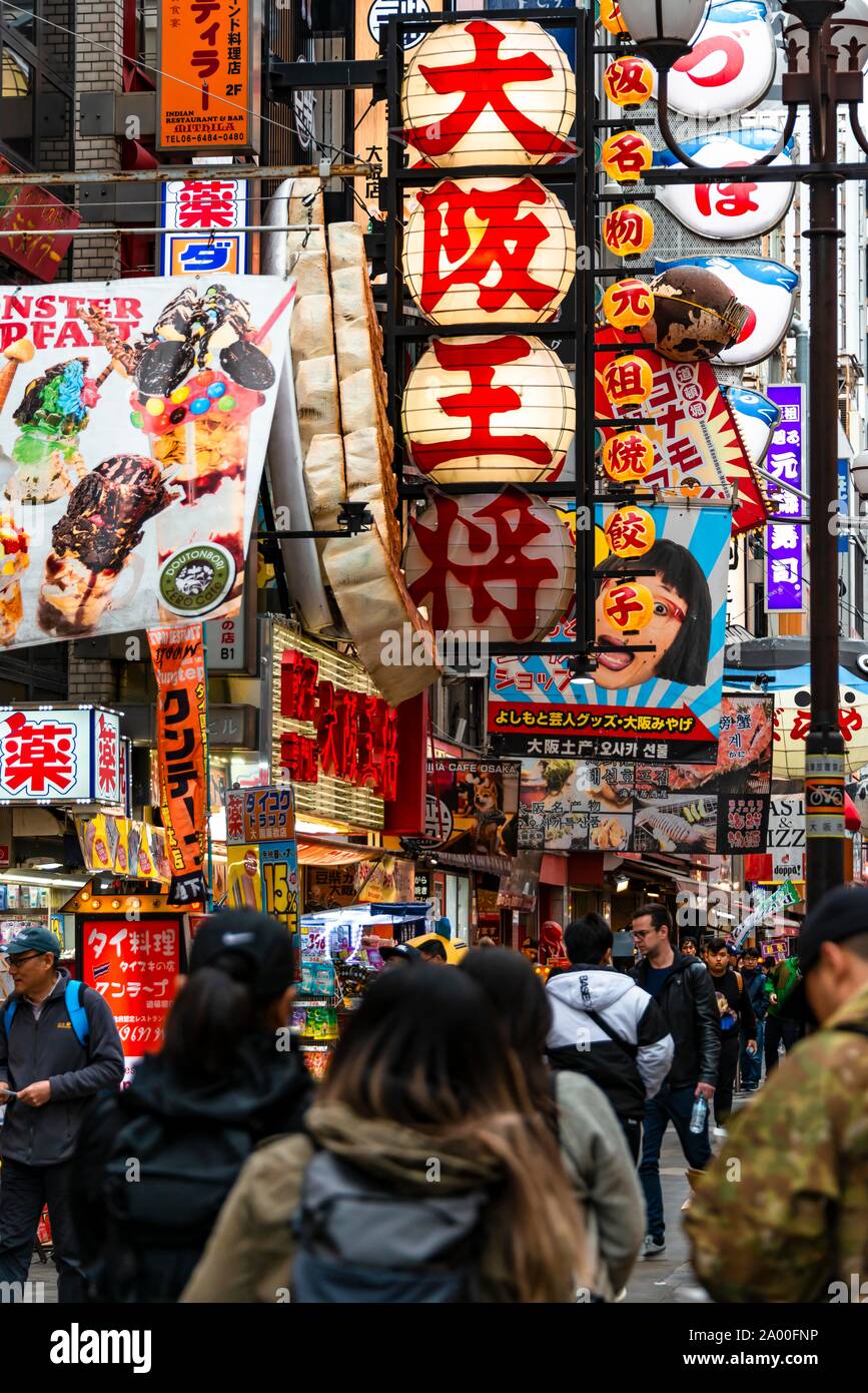 Folla affollate in zona pedonale con molti dei cartelli pubblicitari per ristoranti e centri per lo shopping, Dotonbori, Osaka, Giappone Foto Stock