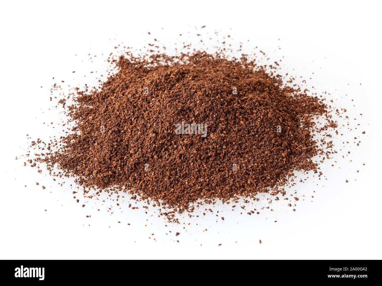 Mucchio di macinato di caffè torrefatto in grani isolati su sfondo bianco Foto Stock