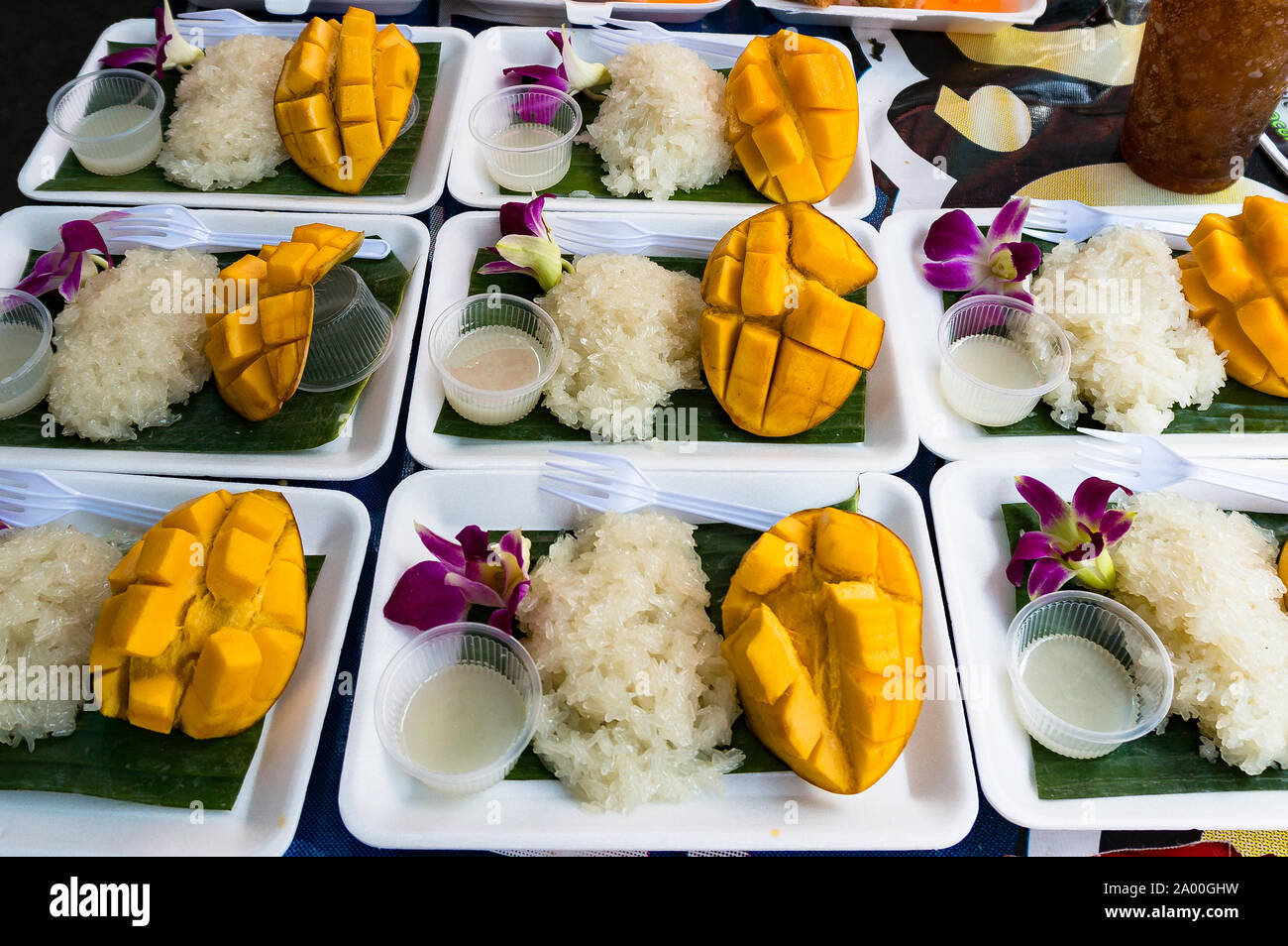 Asian snack di riso appiccicoso con mango. Mercato hawker stallo con la tradizionale cibo di strada Foto Stock