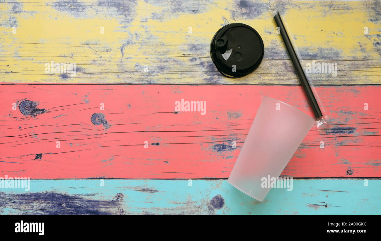 Piatto di laici una semi-trasparenti monouso per bevande da asporto tazza con una nuova cannuccia e il coperchio laterale. Foto Stock