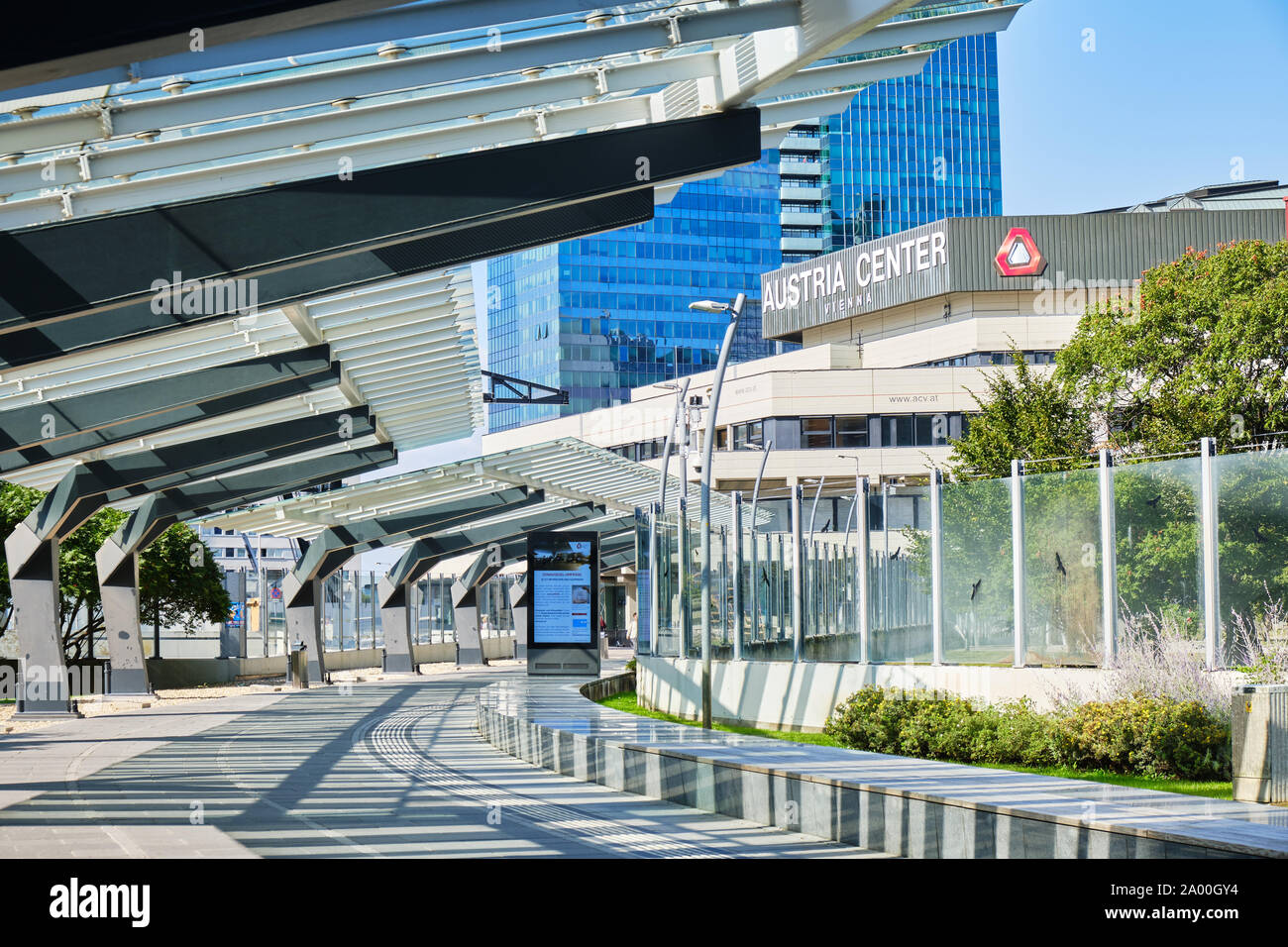 Vienna, Austria - 12 Settembre 2019: passaggio moderno all'Austria Center Vienna ingresso. Foto Stock