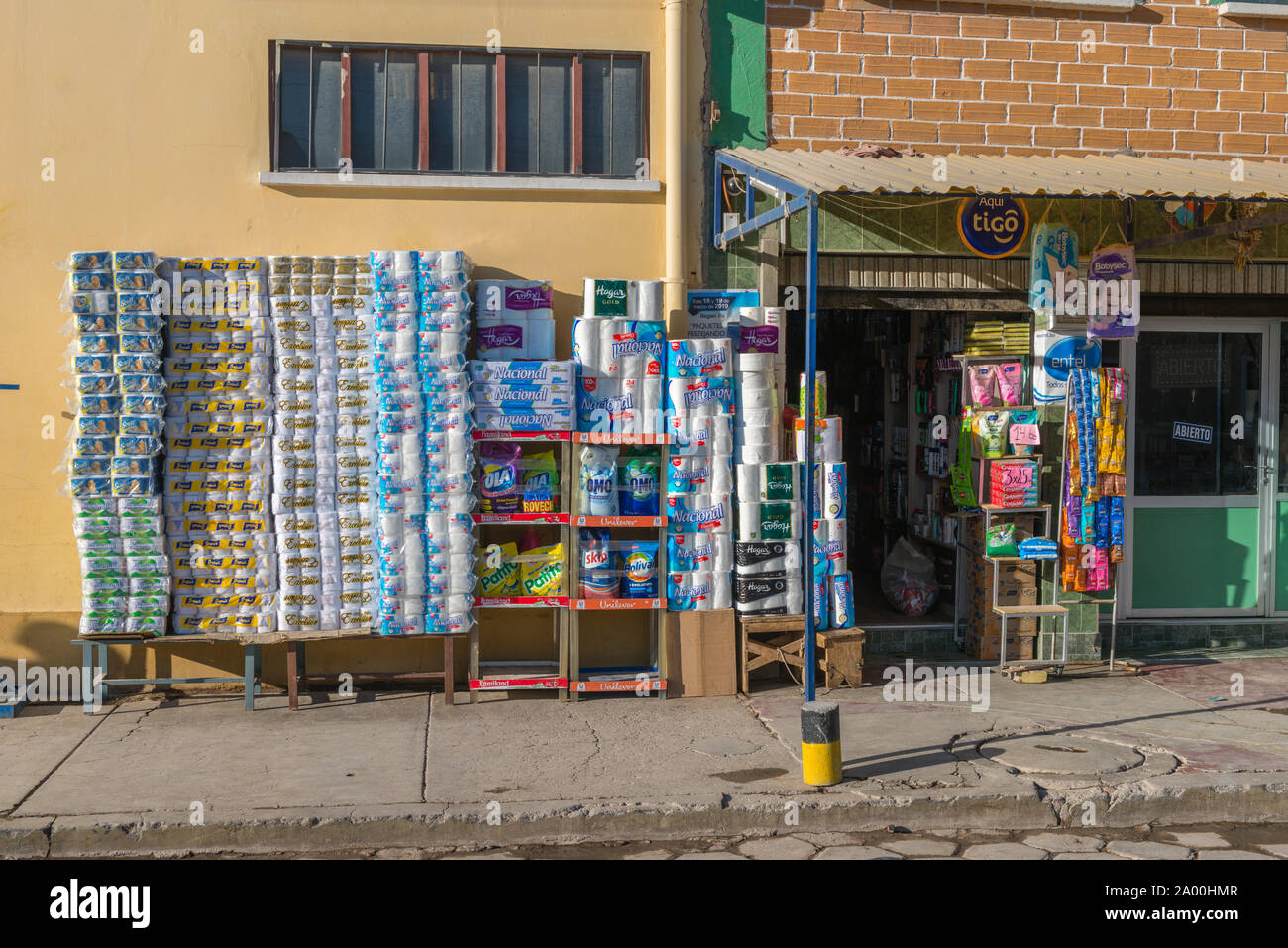 Street nella città di Uyuni, 3660m sopra il livello del mare, nel quartiere di Potosí, Bolivia, America Latina Foto Stock