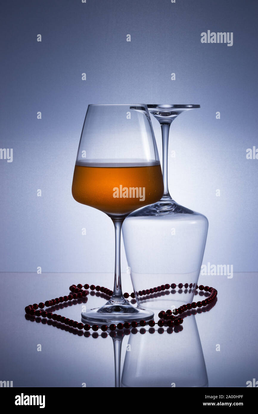 Bicchiere di vino su una superficie riflettente Foto Stock