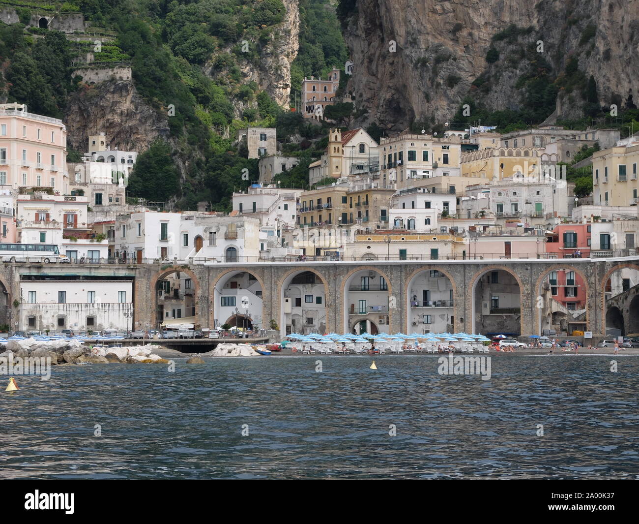 Atrani cittadina sulla Costiera Amalfitana come visto da una barca Foto Stock