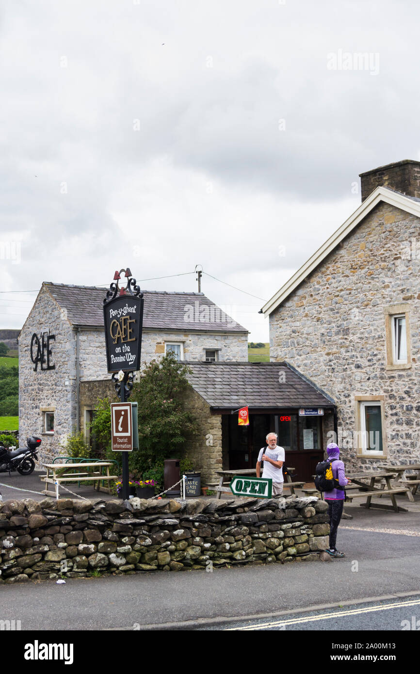 Pen-y-Ghent cafe nel villaggio di Horton in Ribblesdale, North Yorkshire, un popolare punto di partenza per gli escursionisti in Yorkshire "tre cime a piedi. Foto Stock