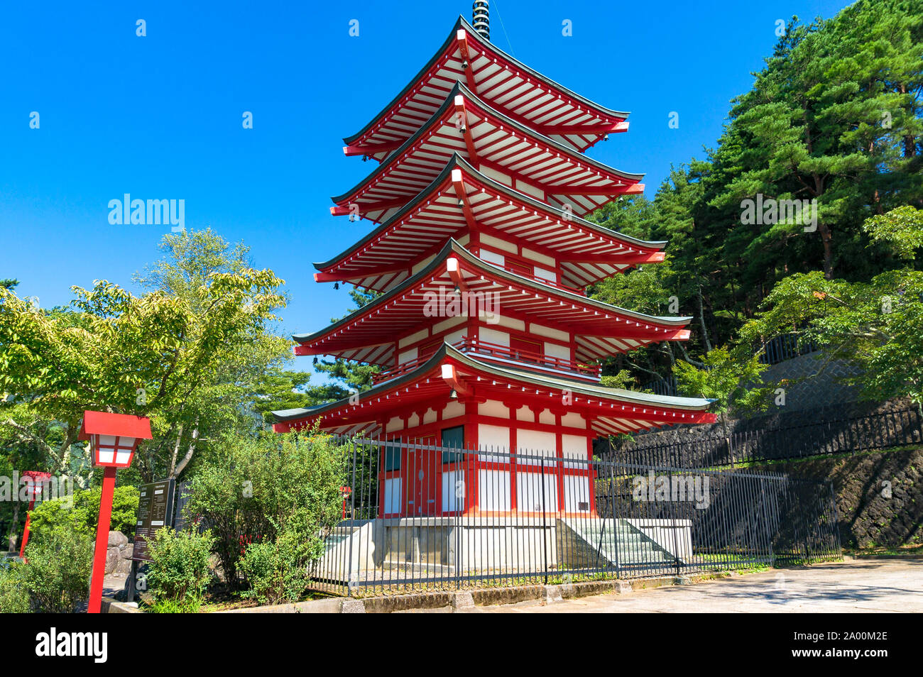 Pagoda Chureito contro il cielo blu e verdi alberi sullo sfondo. Fujiyoshida, prefettura di Yamanashi, Giappone Foto Stock