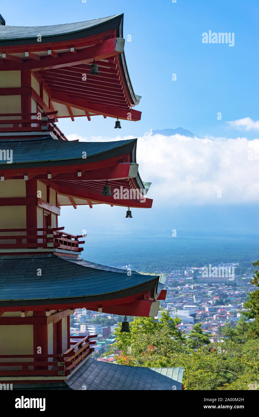 Pagoda Chureito con il Monte Fuji spiata da nuvole e Fujiyoshida città dall'alto. Fujiyoshida, prefettura di Yamanashi, Giappone Foto Stock