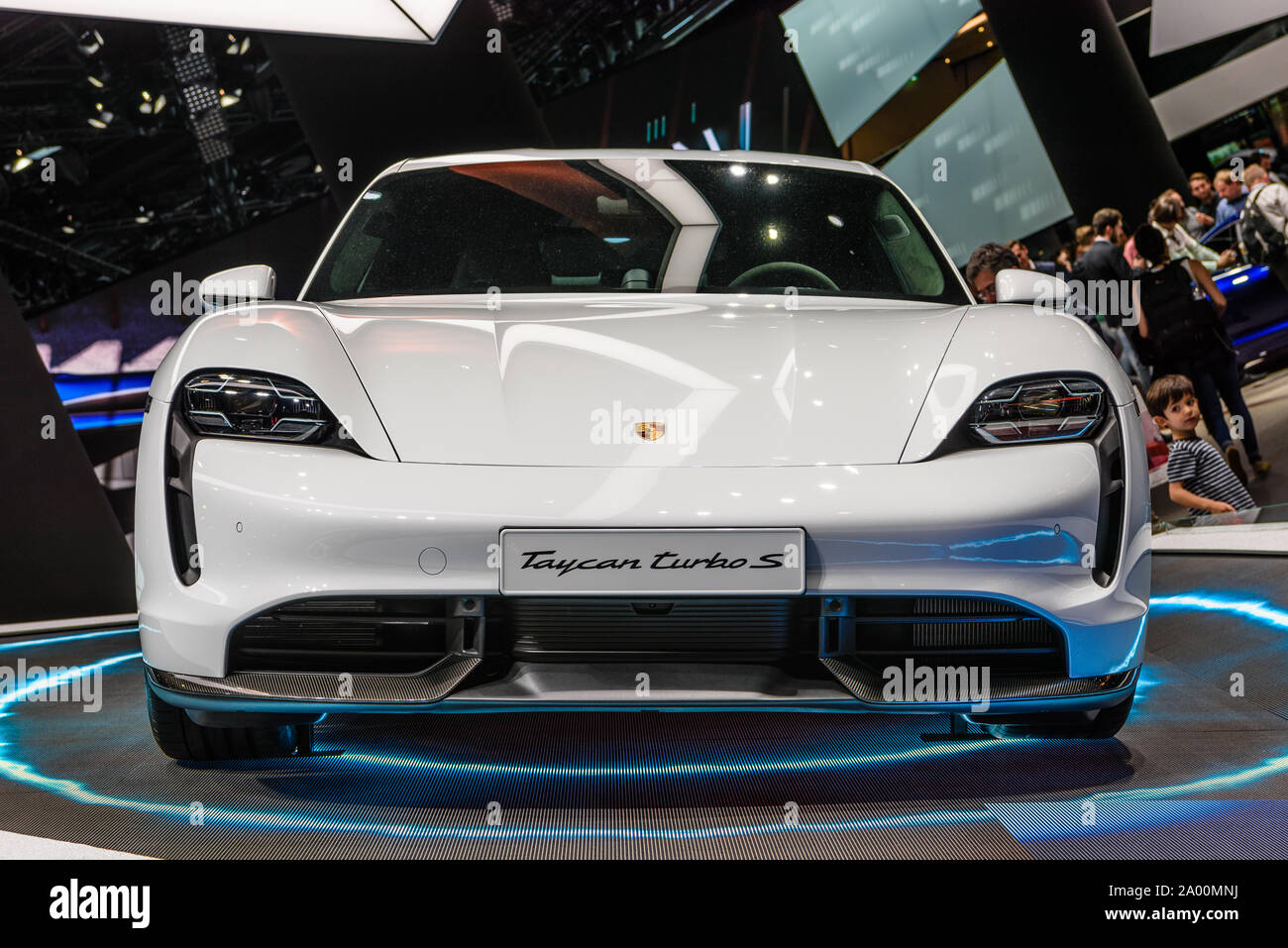 Francoforte, Germania - Settembre 2019: bianco TAYCAN PORSCHE TURBO S è un tutto-elettrico 4 porte coupé in primo luogo è stato presentato come una concept car denominata Mission E, IAA Foto Stock