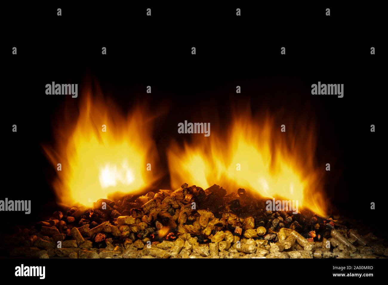 Dettaglio di pellet di legno a bruciare in una stufa. Concetto di riscaldamento e la biomassa. Foto Stock