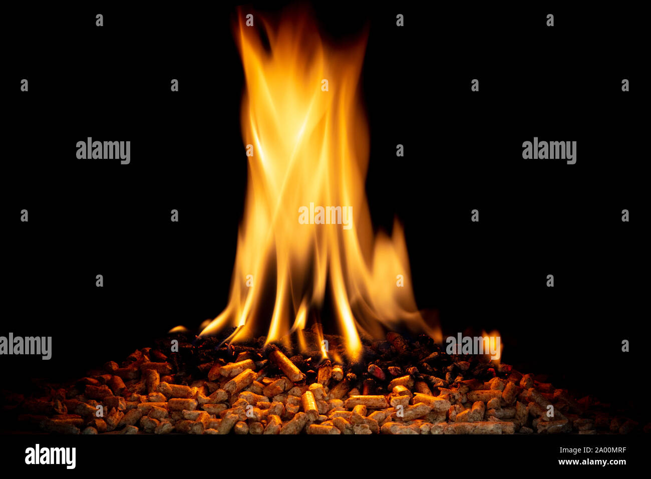 Dettaglio di pellet di legno a bruciare in una stufa. Concetto di riscaldamento e la biomassa. Foto Stock