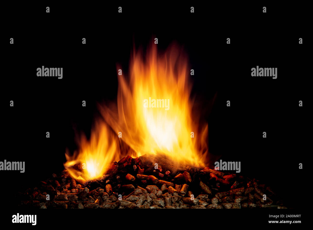 Dettaglio di pellet di legno a bruciare in una stufa. Concetto di riscaldamento e la biomassa. Foto Stock