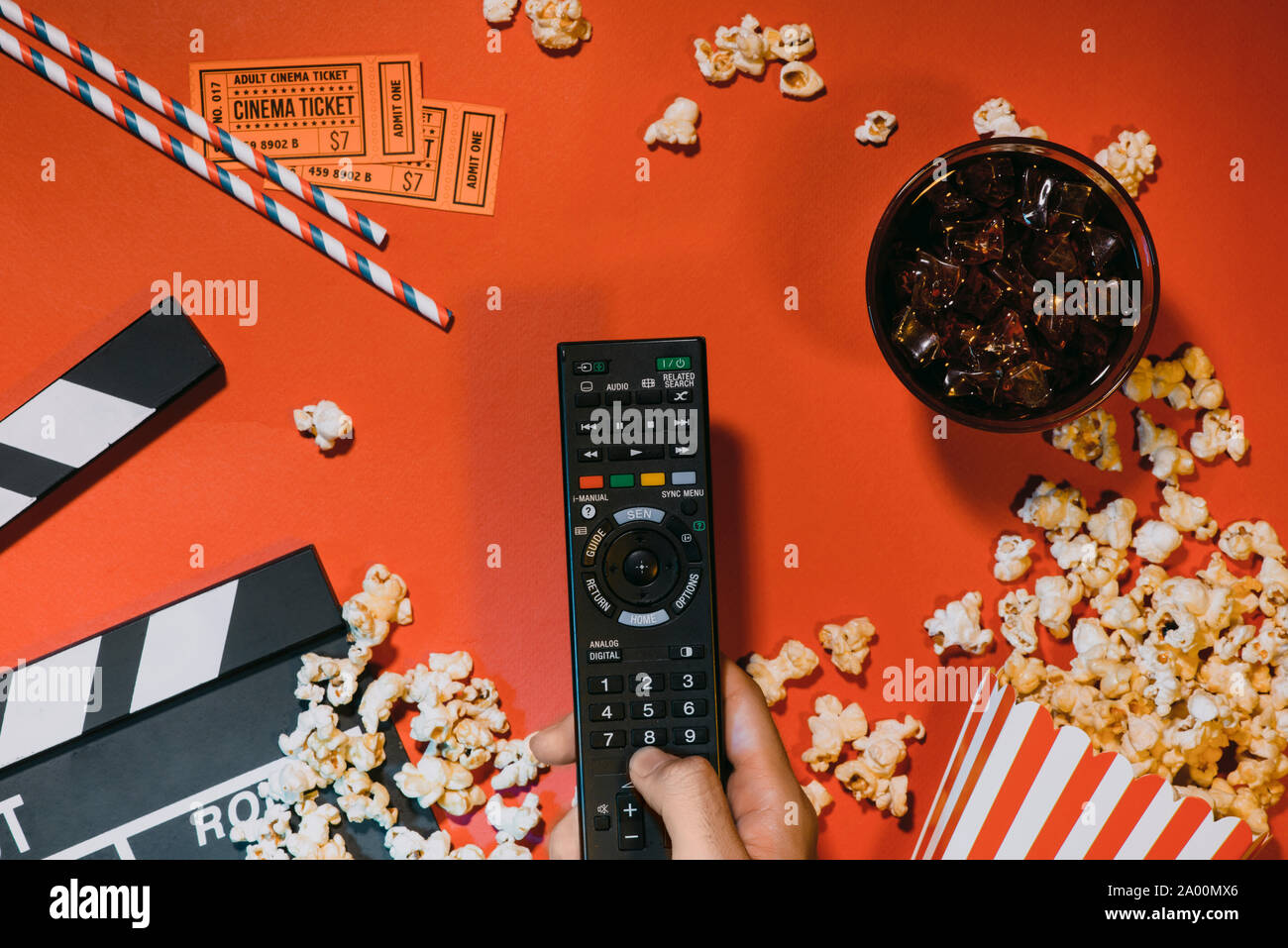 Concetto di guardare film con popcorn top view sfondo scuro Foto Stock