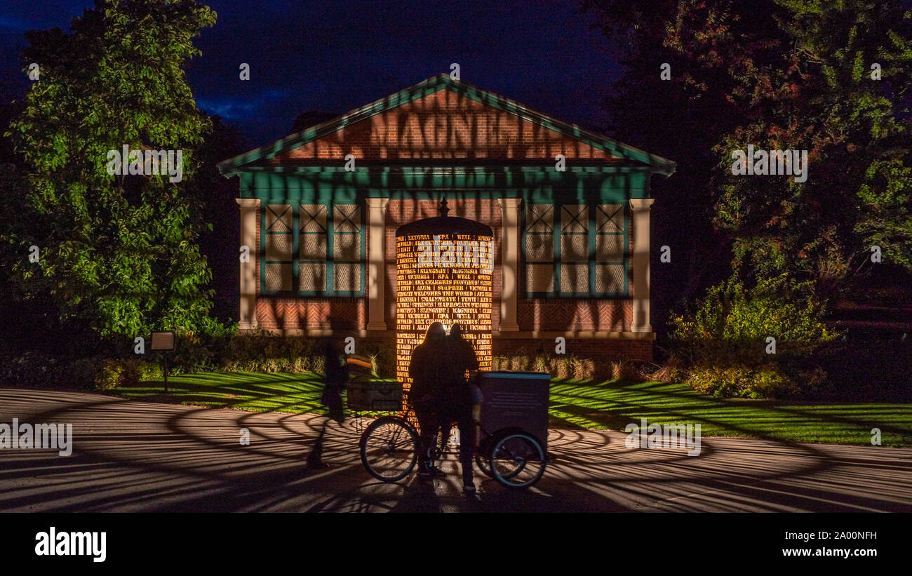 Giardini della valle, Harrogate, Regno Unito. 18 Settembre, 2019. Eddie Roberts scultura è acceso per tutta la notte nella valle dei giardini, celebra il patrimonio artistico della città e accoglie con favore il mondo come UCI Campionati del Mondo si svolgerà tra il 21 e il 29 settembre 2019 in e intorno Harrogate North Yorkshire, Regno Unito. Credito: catturati fotografia luce/Alamy Live News. Foto Stock