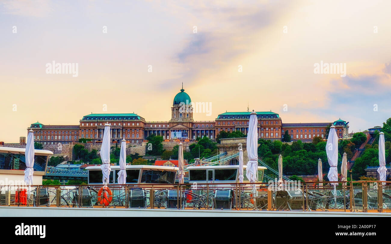 Budapest, Ungheria, Aug 2019, la vista del ponte superiore di un Viking River Cruises barca sul fiume Danubio di fronte al Ponte delle catene di Szechenyi e il Buda Foto Stock