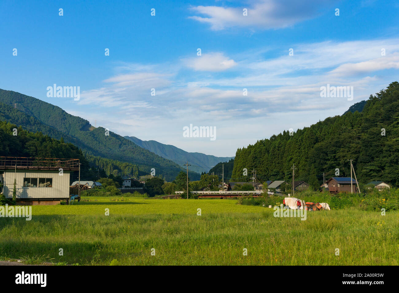 Campagna giapponese. Il paesaggio rurale del Giappone montagna villaggio con case coloniche e campi di riso Foto Stock