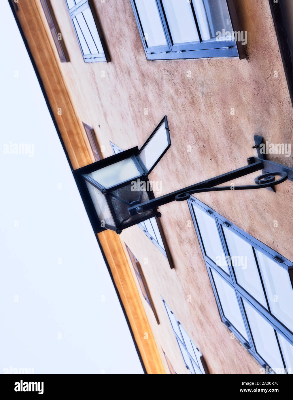 Bassa angolazione della lampada sulla facciata di un edificio nella città vecchia di Stoccolma, la Gamla Stan, Stoccolma, Svezia Foto Stock