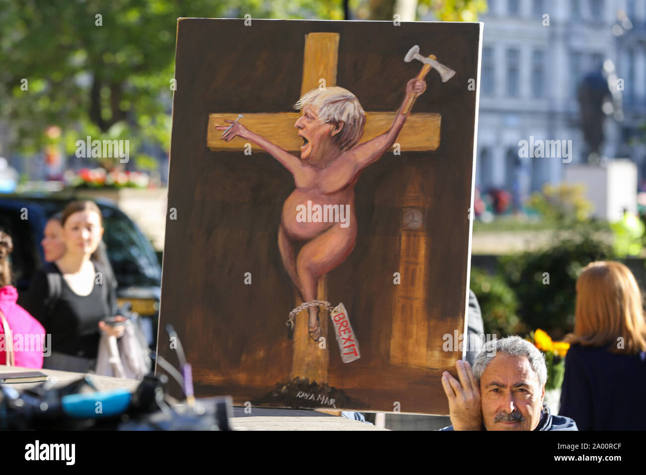 La Corte suprema, London, Regno Unito 19 Settembre 2019 - chansonnier Kaya Mar detiene un nuovo dipinto al di fuori del Regno Unito Corte Suprema a Londra il giorno finale di un appello in molteplici problemi giuridici contro il Primo Ministro Boris Johnson per la decisione di prorogue il Parlamento davanti a una regina del discorso il 14 ottobre. Dal Martedì 17 Settembre, undici invece delle usuali nove giudici di Corti Supreme hanno sentito il politicamente scottante rivendicazione che Boris Johnson ha agito illegalmente nel consigliare la regina di sospendere il parlamento per cinque settimane al fine di soffocare il dibattito sulla crisi Brexit. Credit: DIN Foto Stock