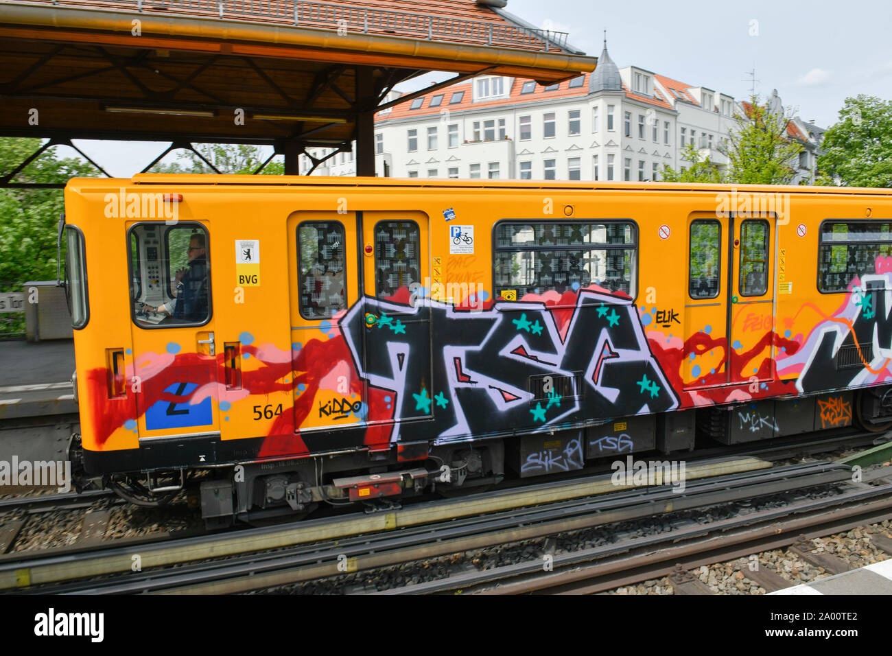 Graffiti, U-Bahn, Schlesisches Tor, Kreuzberg di Berlino, Deutschland Foto Stock