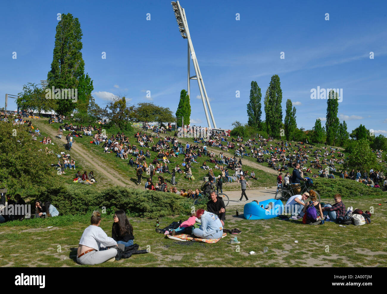 Menschen im Mauerpark, Prenzlauer Berg, Pankow, Berlino, Deutschland Foto Stock
