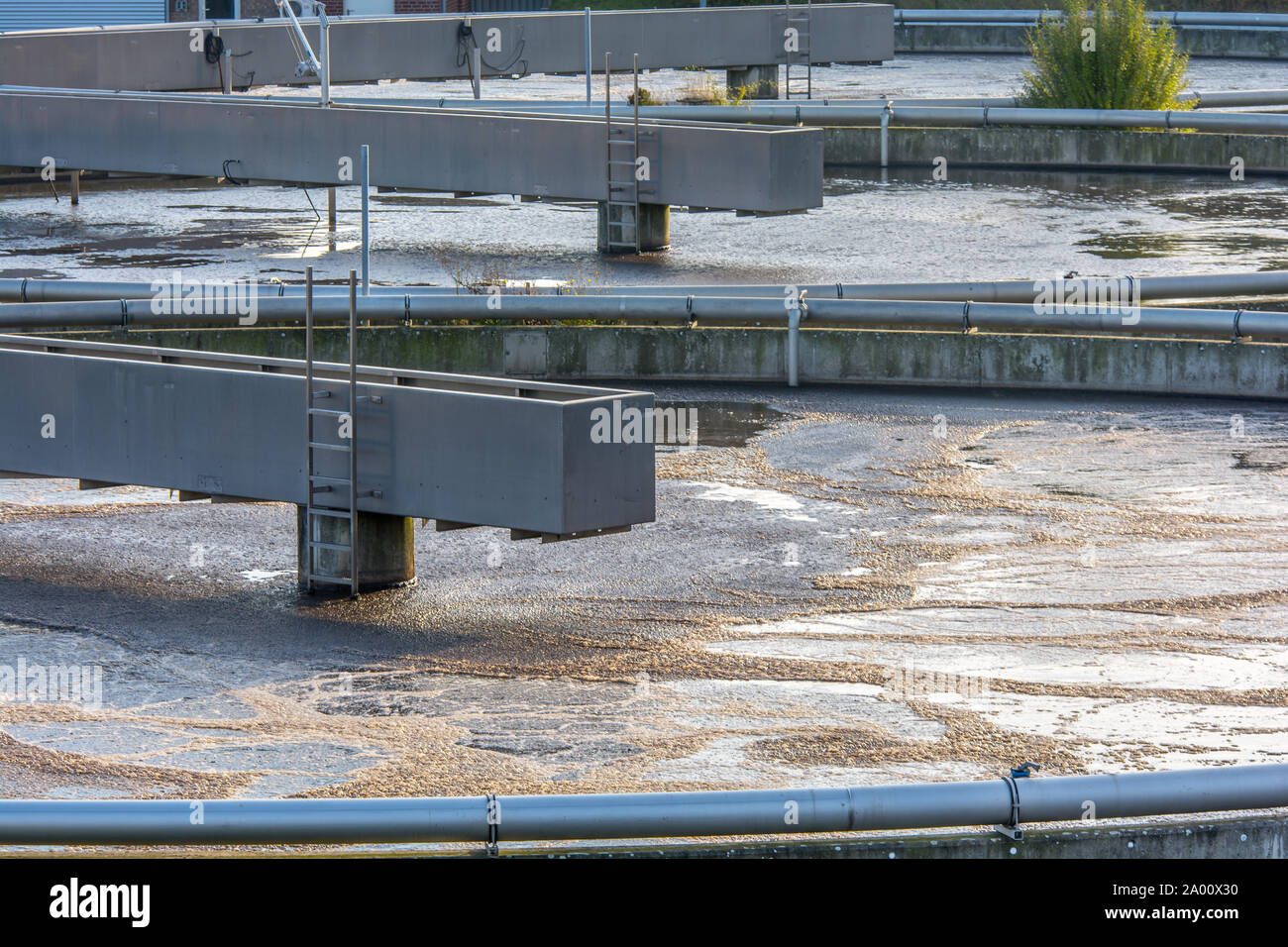 L'acqua viene purificato in un impianto di trattamento delle acque reflue Foto Stock