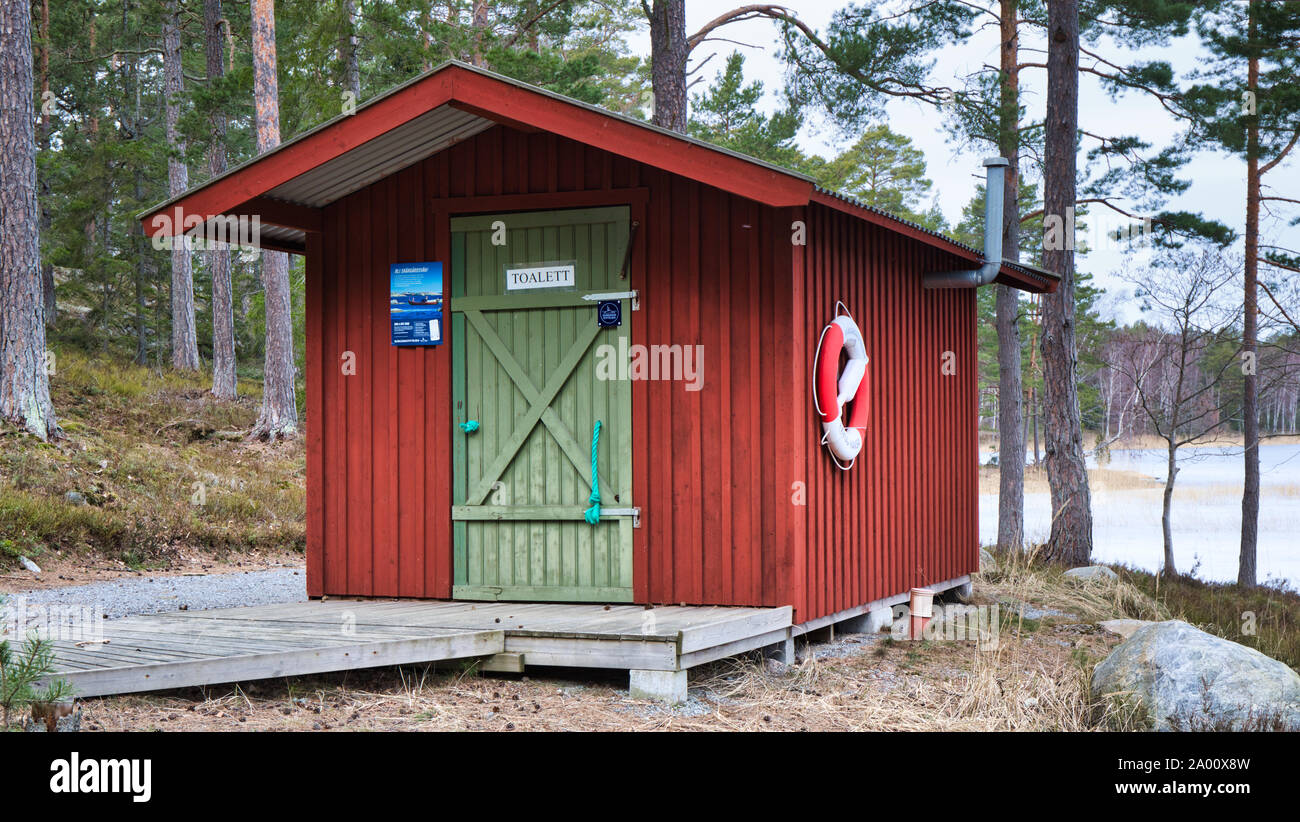 Servizi igienici in cabina in legno, Bjorno Riserva Naturale (Bjorno Naturreservat), arcipelago di Stoccolma, Svezia Foto Stock