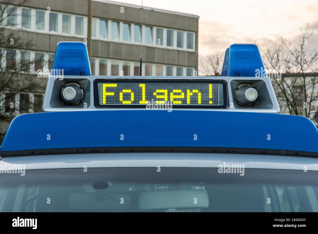 Auto della Polizia con la parola tedesca per "seguire" nel pannello del display Foto Stock