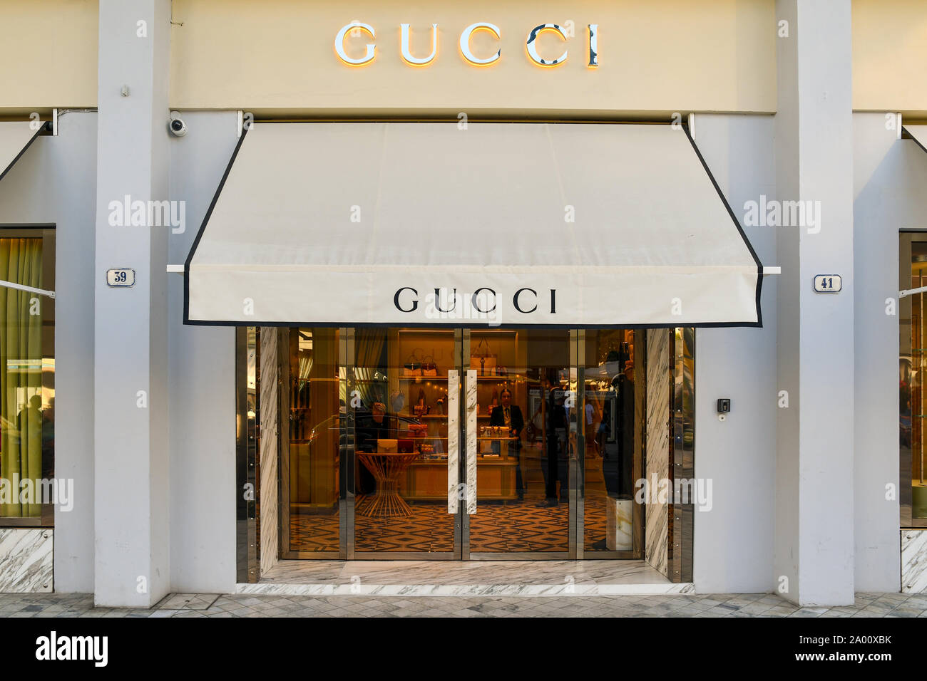 Esterno del lusso Gucci fashion shop in Forte dei Marmi, Lucca, Toscana, la Versilia, Italia Foto Stock