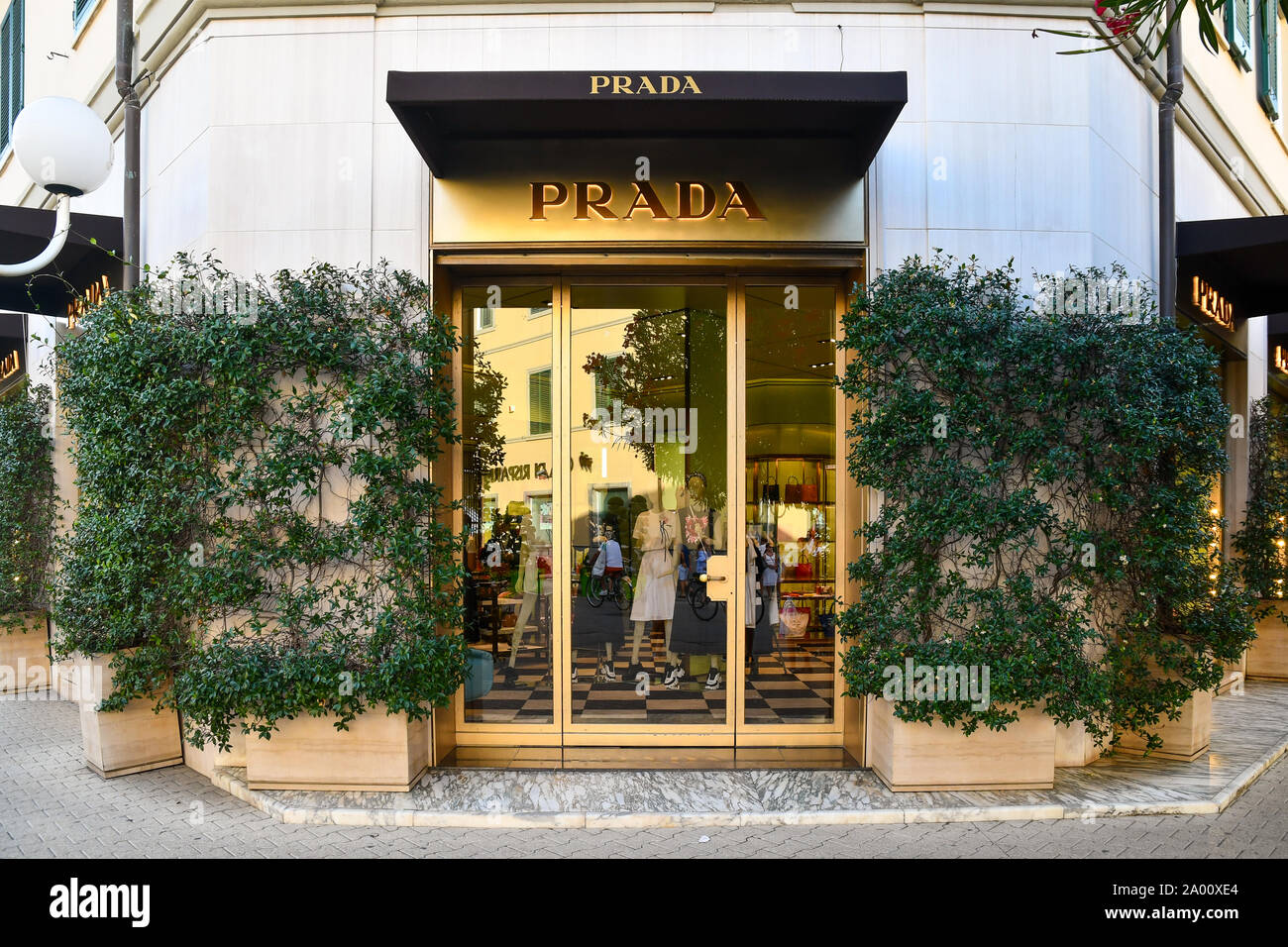 La facciata della Prada lusso negozio di moda nel centro di Forte dei Marmi, Toscana, la Versilia, Italia Foto Stock