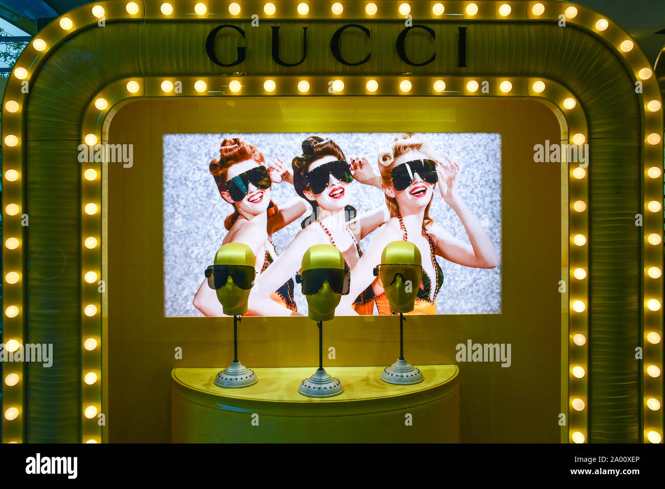 Occhiali da sole di lusso da Gucci fashion brand italiano sulla visualizzazione in una finestra del negozio, Forte dei Marmi, Lucca e Toscana, la Versilia, Italia Foto Stock