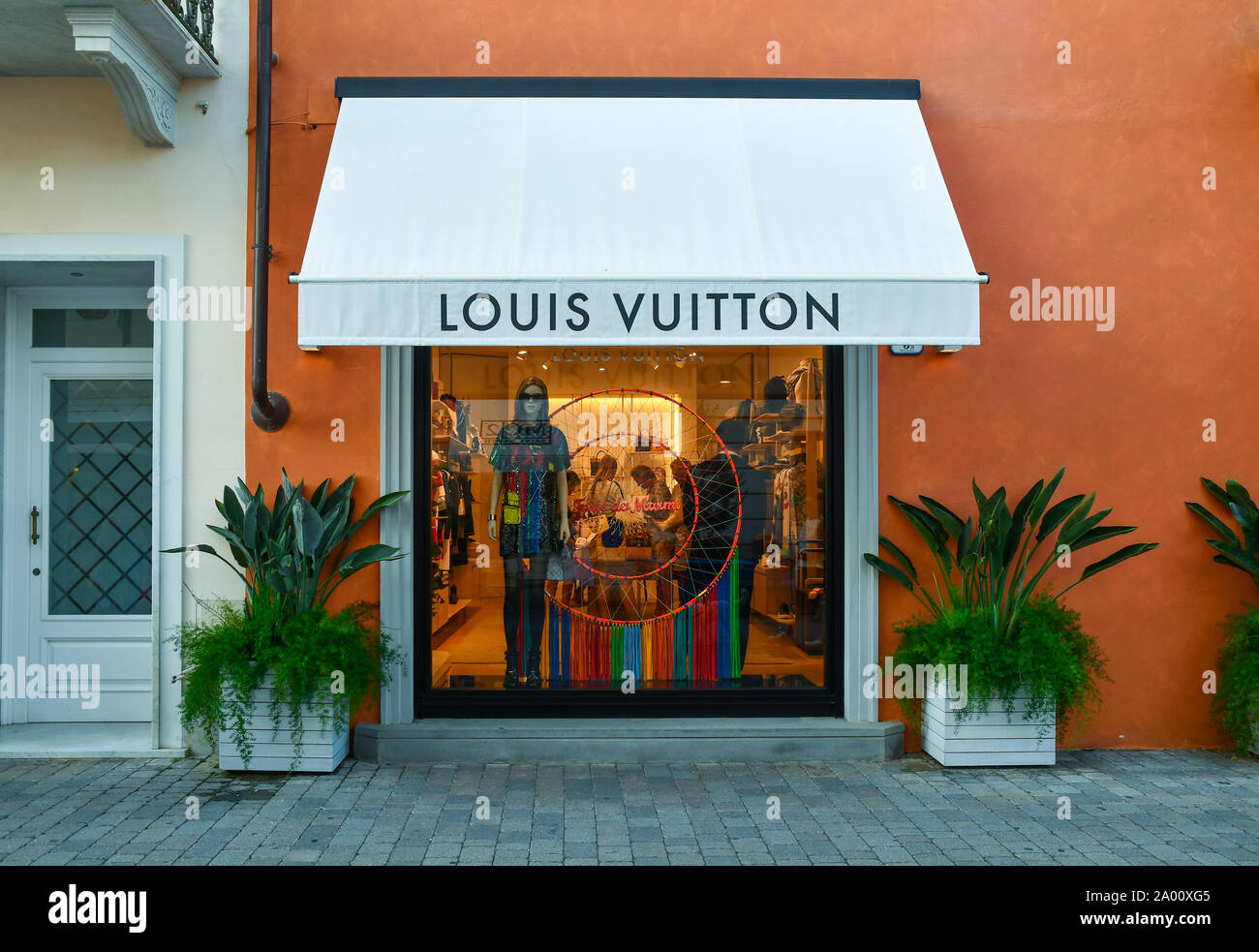 Esterno del Louis Vuitton lusso negozio di moda nel centro di Forte dei Marmi, Lucca, Toscana, la Versilia, Italia Foto Stock