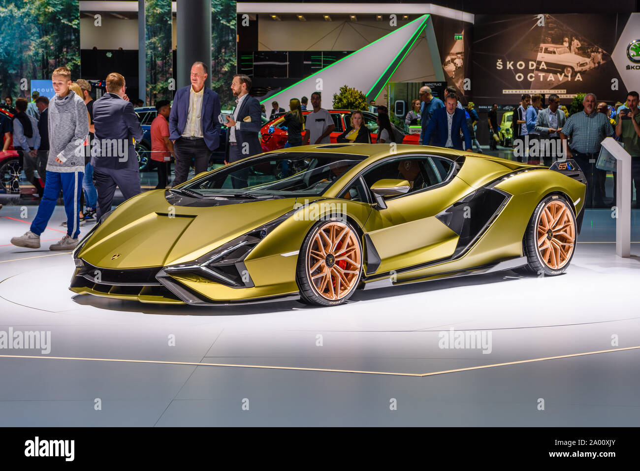 Francoforte, Germania - Settembre 2019: oro giallo LAMBORGHINI SIAN FKP 37  è una centrale del motore ibrido auto sportive. È la prima produzione di  ibridi veicolo pro Foto stock - Alamy