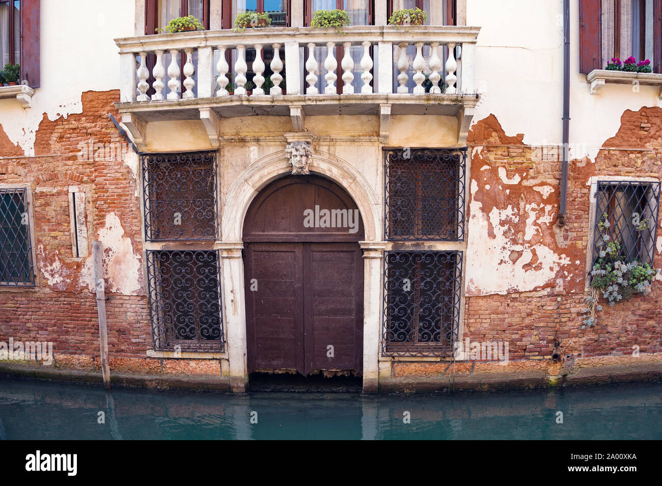 Sgangherate marcio porta in legno tipico di Venezia casa residenziale. Italia Foto Stock