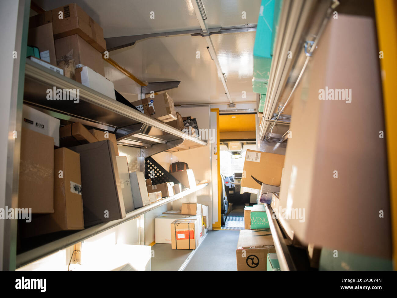 Berlino, Germania. Xviii Sep, 2019. Molti i pacchi vengono ordinati e memorizzati in un veicolo di erogazione. Credito: Tom Weller/dpa/Alamy Live News Foto Stock
