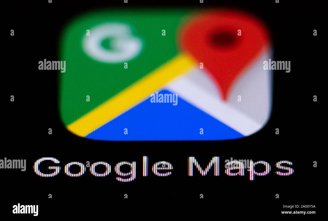 Illustrazione - 17 settembre 2019, Assia, Rüsselsheim: le mappe di Google icona può essere visto su un display dello smartphone. Foto: Sila Stein/dpa Foto Stock