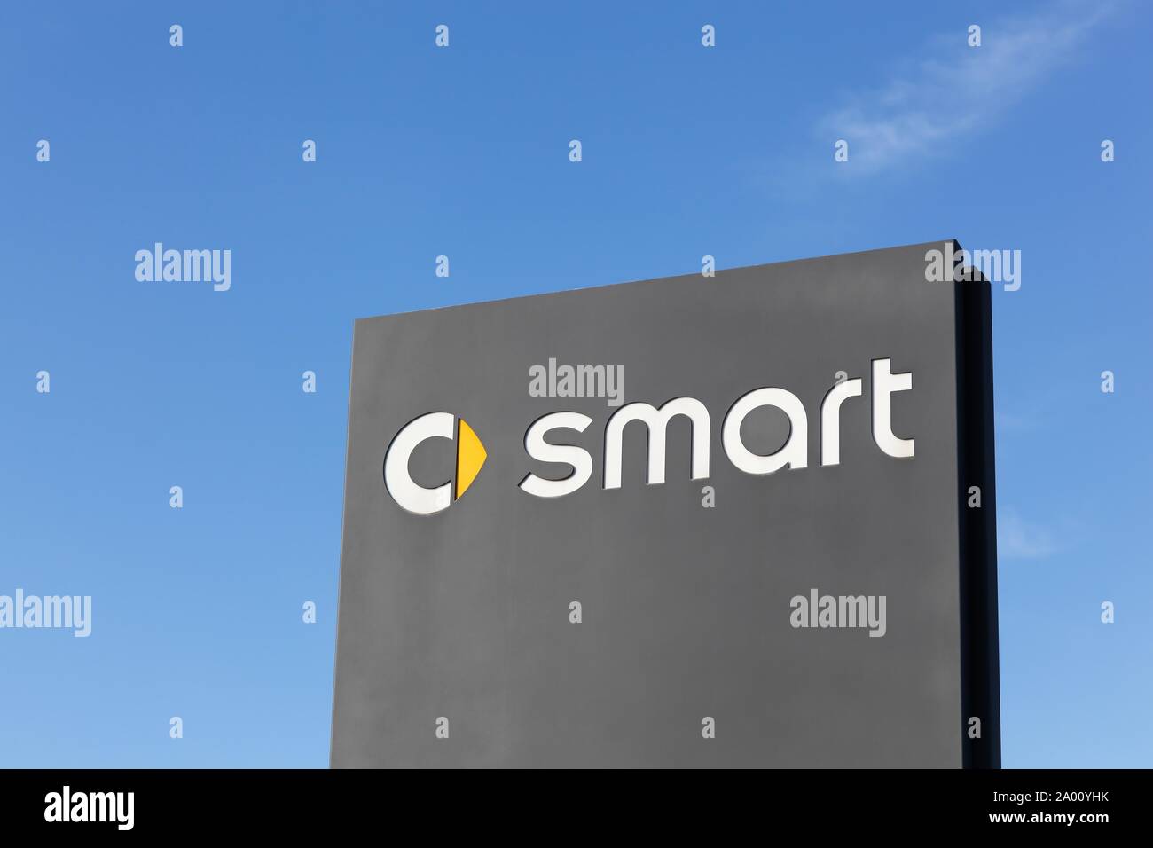 Villefranche, Francia - 24 Gennaio 2016: Smart logo su un pannello. Smart Automobile è una divisione di Daimler Foto Stock