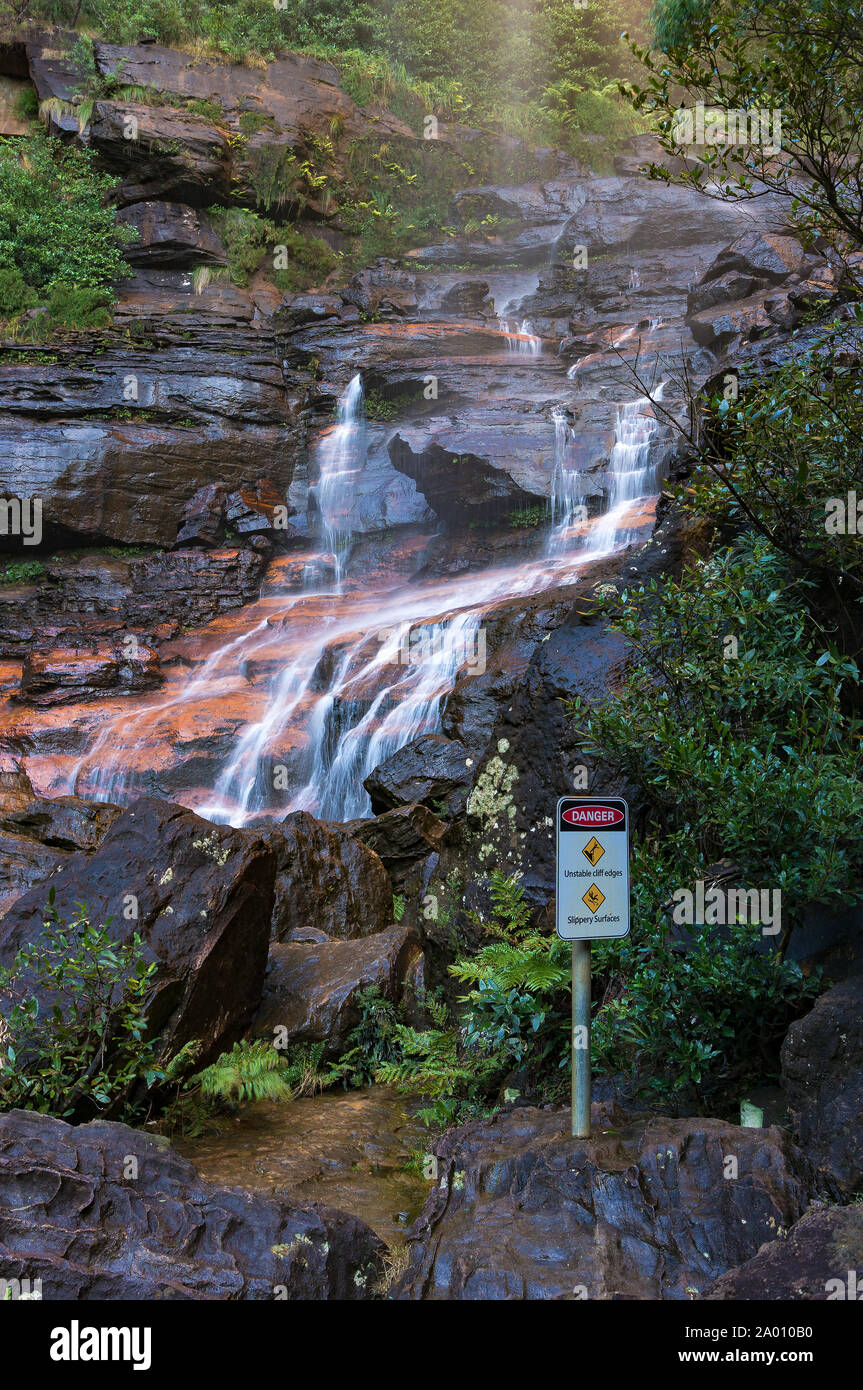 Magnifica cascata vista da sotto al fondo della gola. Wentworth Falls, Royal National Park, Australia. Colpo verticale Foto Stock