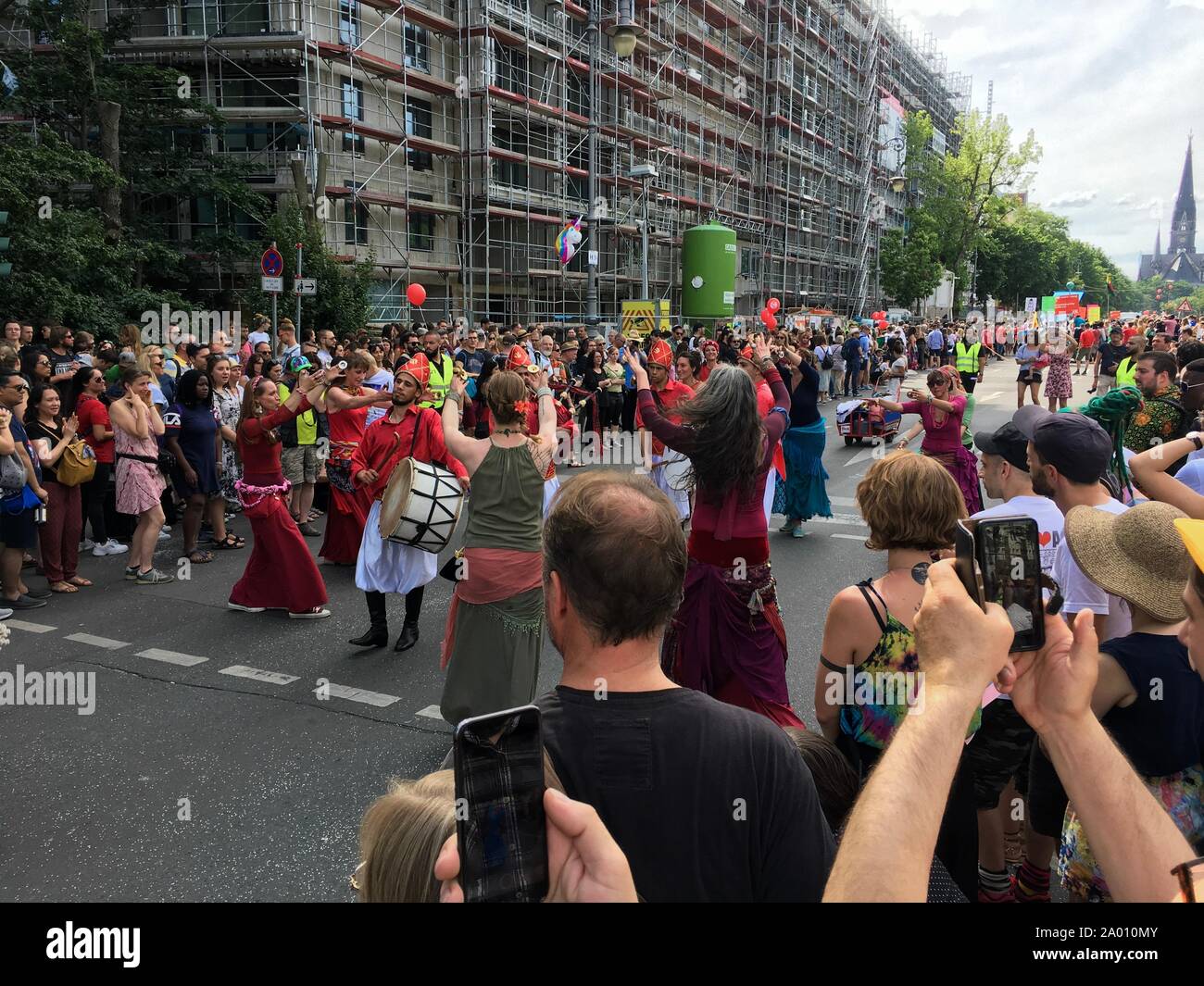 Berlino, Germania - Giugno 9, 2019: folla frequentando il Carnevale delle culture Parade (Karneval der Kulturen Umzug) - multiculturale music festival in Kreu Foto Stock