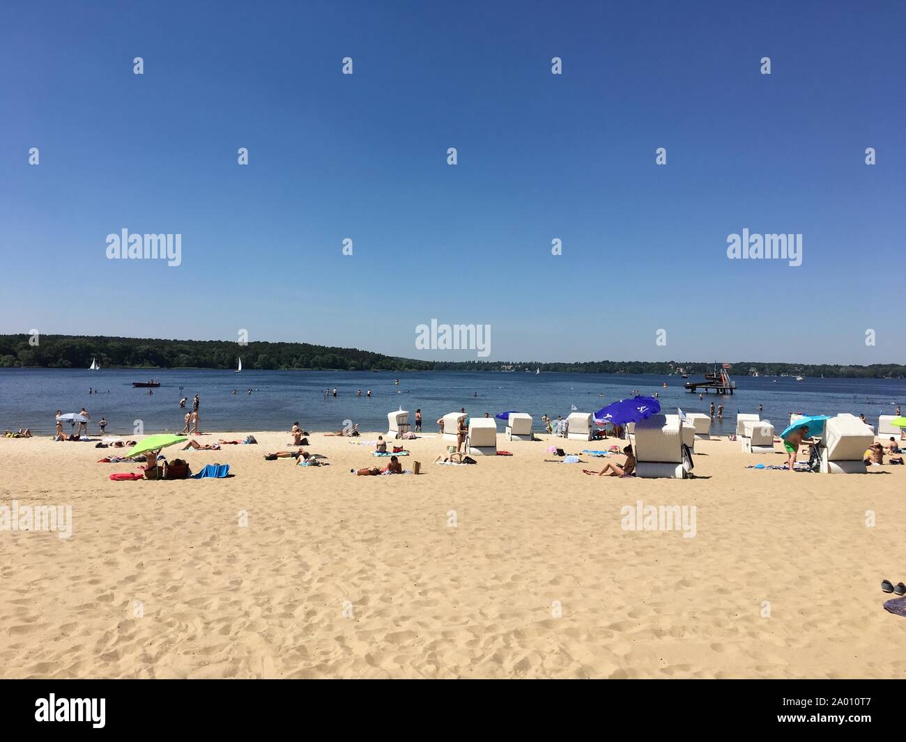 Berlino, Germania - 29 Maggio 2018: persone godendosi il caldo a Wannsee spiaggia (Strandbad Wannsee) Foto Stock