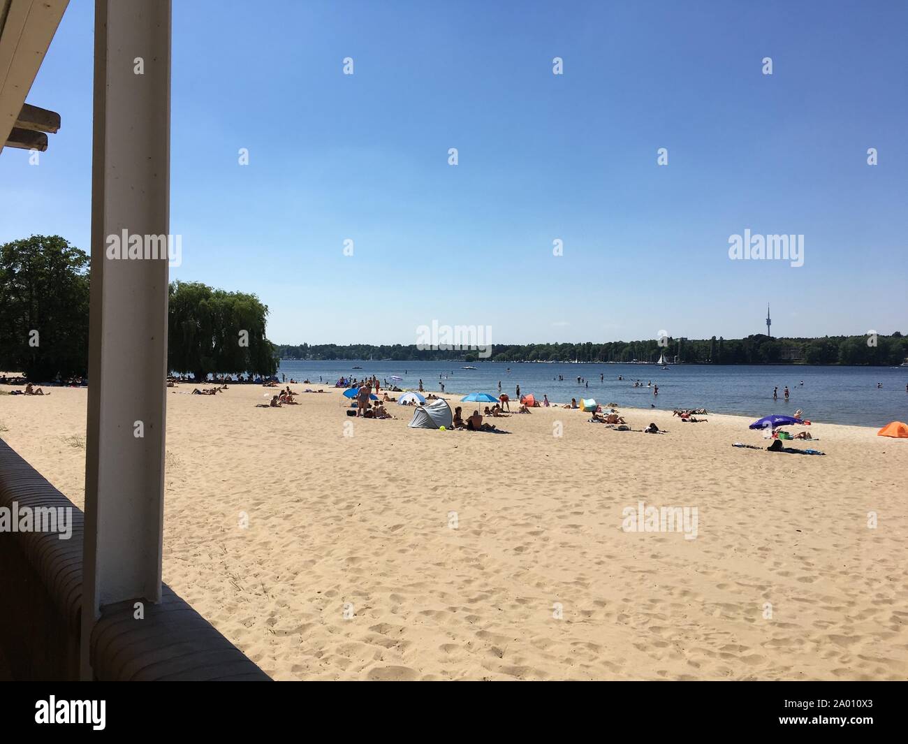 Berlino, Germania - 29 Maggio 2018: persone godendosi il caldo a Wannsee spiaggia (Strandbad Wannsee) Foto Stock