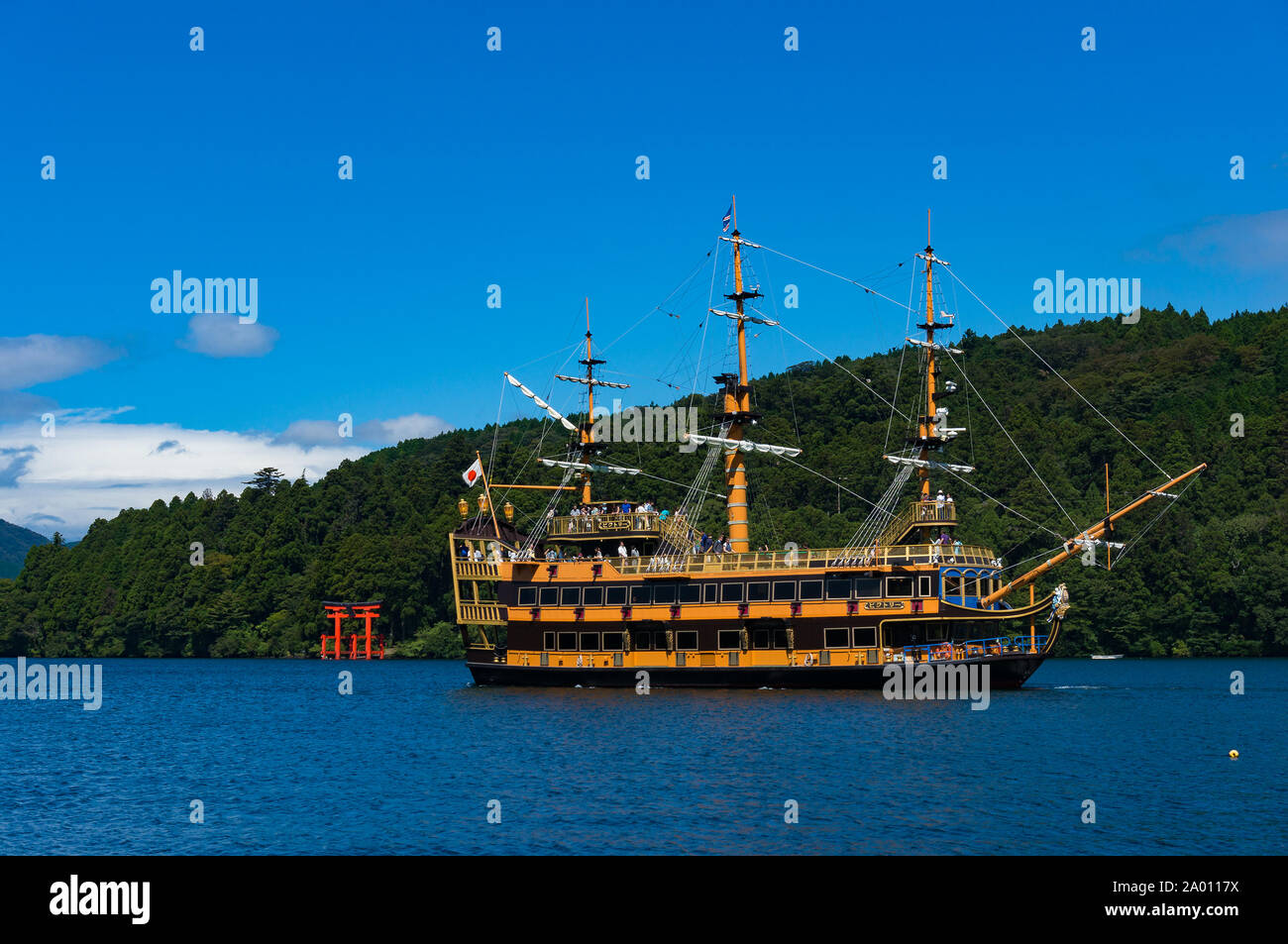 Hakone, Giappone - 3 Settembre 2016: stilizzati nave pirata e Torii porta sul Lago Ashi. Crociera turistica in barca e luminose vermiglio Tori gate di Hakone Shin Foto Stock